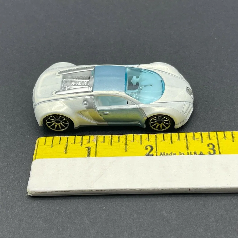 Hot Wheels Bugatti Veyron Car White & Light Blue Diecast 1/64 Scale Loose 2006‎